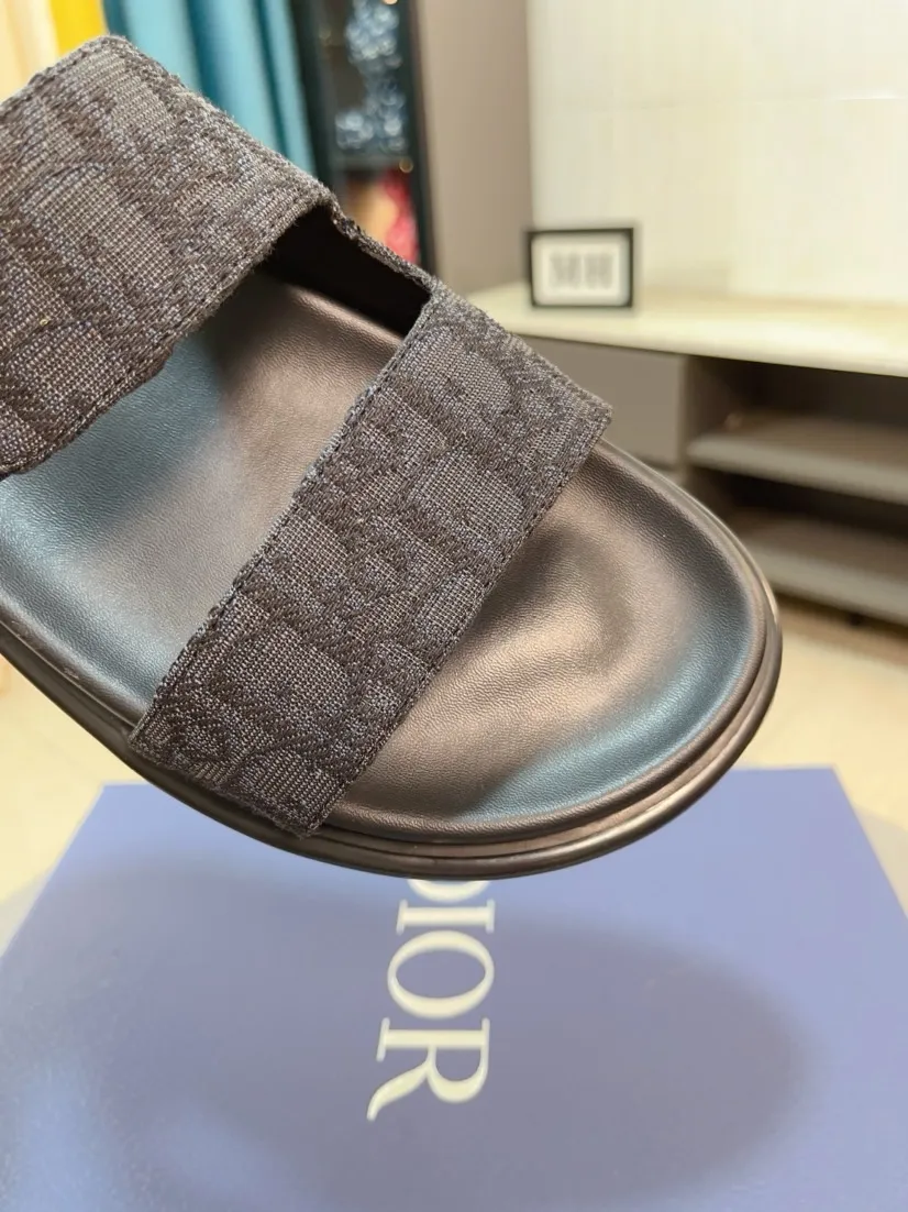 Men's Men's Shoes 💰320🌸🌸Dior Aqua Men's Sandals Slippers. Showcasing Dior haute couture design. The Dior gray suede strap is accented with an aluminum Dior buckle for added style. Paired with a comfortable tonal notch sole, they pair easily with shorts or jeans for a sophisticated look. Main body: suede cow leather, technical fabric lining: cow leather, with adjustable straps, aluminum Dior buckle, Dior gray EVA insole, tonal notch rubber outsole splicing structure👌👌size: 38-44 (45.46 customized)